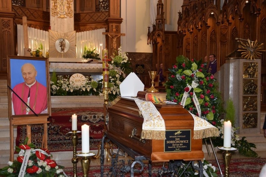 Tłumy na pogrzebie księdza Jana Sobechowicza, zmarłego kapłana z diecezji drohiczyńskiej [ZDJĘCIA]
