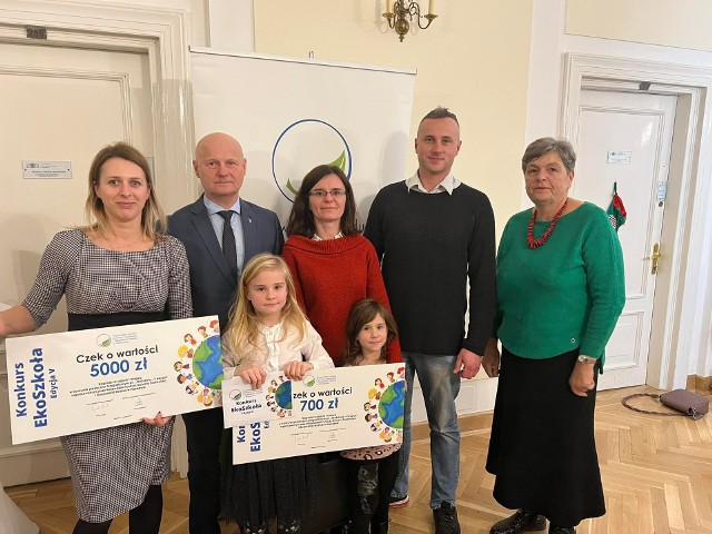 Lena Martyniak z nauczycielami i rodzicami oraz burmistrzem Grójca Dariuszem Gwiazdą podczas uroczystości wręczenia nagród w Warszawie. Więcej na kolejnych zdjęciach.