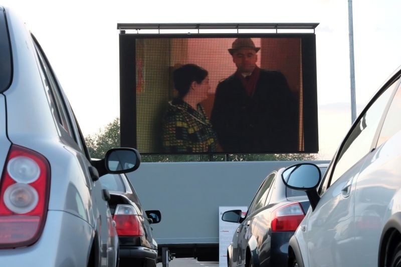 Outlet Center i Kurier Poranny zorganizowały Samochodowe Kino Letnie. Kierowcy obejrzeli Misia Stanisława Barei (zdjęcia, wideo)