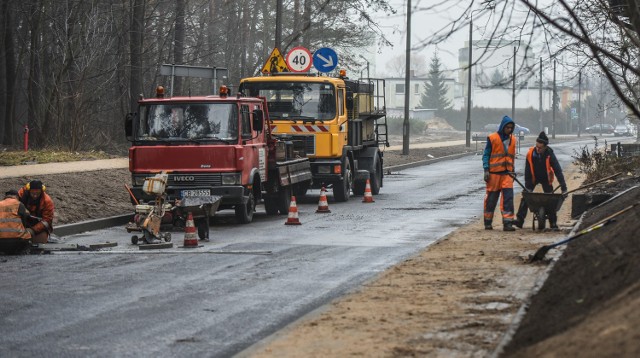 Prace na ulicy Glinki trwały mniej więcej do połowy grudnia. Po badaniach laboratoryjnych okazało się, że błędnie ułożono warstwy asfaltu, więc ZDMiKP wypowiedział firmie Kada-Bis umowę