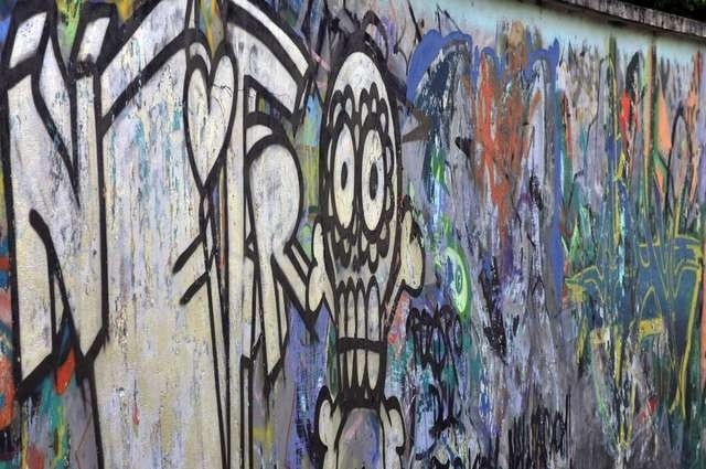 Graffiti może być formą sztuki. Gorzej, gdy powstaje ono w niedozwolonym miejscu i jest przejawem huligańskich wybryków