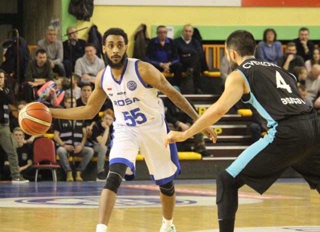 Ryan Harrow (z piłką) w meczu z Estudiantes