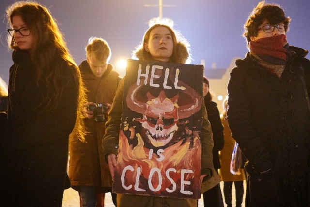 Poznań solidarny z Australią. "SOS Australia", "Solidarni z Australią" - te i wiele innych haseł powiewały w piątek, 17 stycznia na placu Adama Mickiewicza w Poznaniu. Kilkaset osób zebrało się na placu, by wyrazić swoją solidarność z płonącym kontynentem, ale także, by wyrazić swój sprzeciw przeciwko bierności władz w ochronie klimatu.