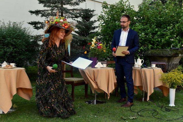 Nad wszystkimi górował wspaniały kapelusz z ogrodem kwiatów Beaty Drozdowskiej. Obok wiceprezydent Mateusz Tyczyński.