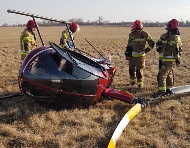 Śmigłowiec Robinson R22 rozbił się na terenie lotniska w Lubinie. Pilot odbywał w nim loty treningowe.