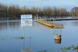 Ostrołęka: Narew wylewa, część brzegu plaży podtopiona [ZDJĘCIA+WIDEO] 