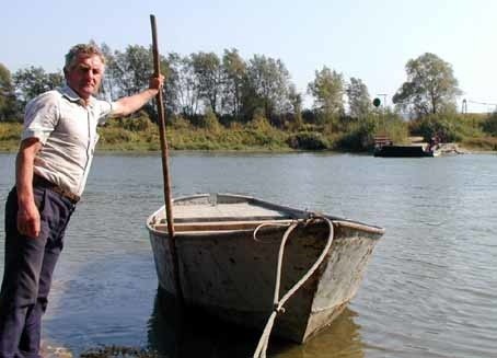 - Aby dostać się na drugą  stronę Sanu, teraz  trzeba korzystać z łódki - mówi Wojciech Burchała, długoletni przewoźnk promowy z Babic. 