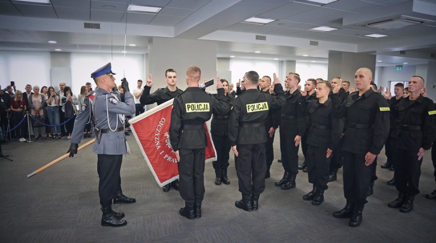 W Krakowie mamy 28 nowych policjantów, w tym piękne panie [ZDJĘCIA]