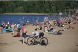 Tłumy plażowiczów nad Pogorią III w Dąbrowie Górniczej. Pogoda dopisuje, nic tylko korzystać ze słońca i wysokiej temperatury 