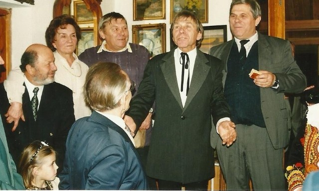 Petrykozy. Rok 1996. Jubileusz 50-lecia pracy artystycznej Wojciecha Siemiona (w środku). Po lewej stronie stoi Stanisław, po prawej Ignacy Zenon.