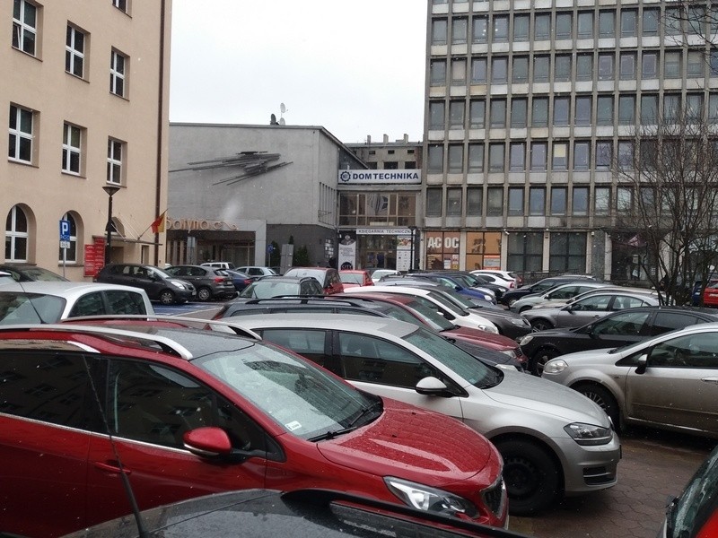 Parking obok Urzędu Miasta Łodzi pęka w szwach. Parkuje na...