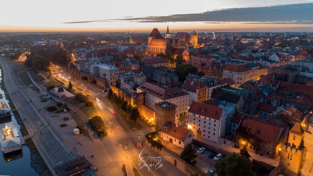 Już za kilka dni Toruń pociemnieje. Wyłączone zostaną iluminacje zabytków na starówce oraz mostu przez Wisłę. Na ulicach zgaśnie co trzeci latarnia. Wszystko ma dać około 200 tys. zł oszczędności miesięcznie.SZCZEGÓŁY NA KOLEJNYCH STRONACH >>>>tekst: Małgorzata Oberlan Zobacz koniecznie:Najlepsze zdjęcia Torunia z drona