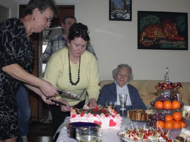 Jubilatka (na zdjęciu siedzi na kanapie) pyrzycka, pani Genowefa Kozłowska, ma już 102 lata.