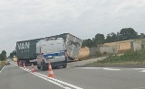 Wypadek w Lisiej Górze. Ciężarówka wpadła do rowu