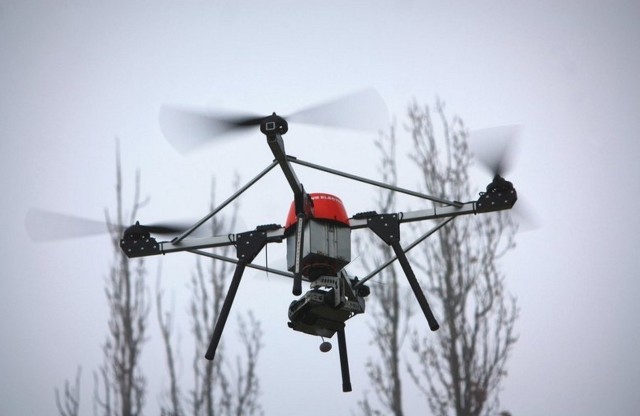 Niepozorny dron, unoszący się na dużej wysokości, jest w stanie objąć „okiem” kamery znaczny obszar. W  razie potrzeby szybko i niemal niepostrzeżenie może się przybliżyć do danego obiektu.