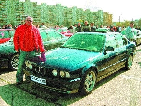 Radosław Tokarski przy swoim doskonale utrzymanym BMW E-30...