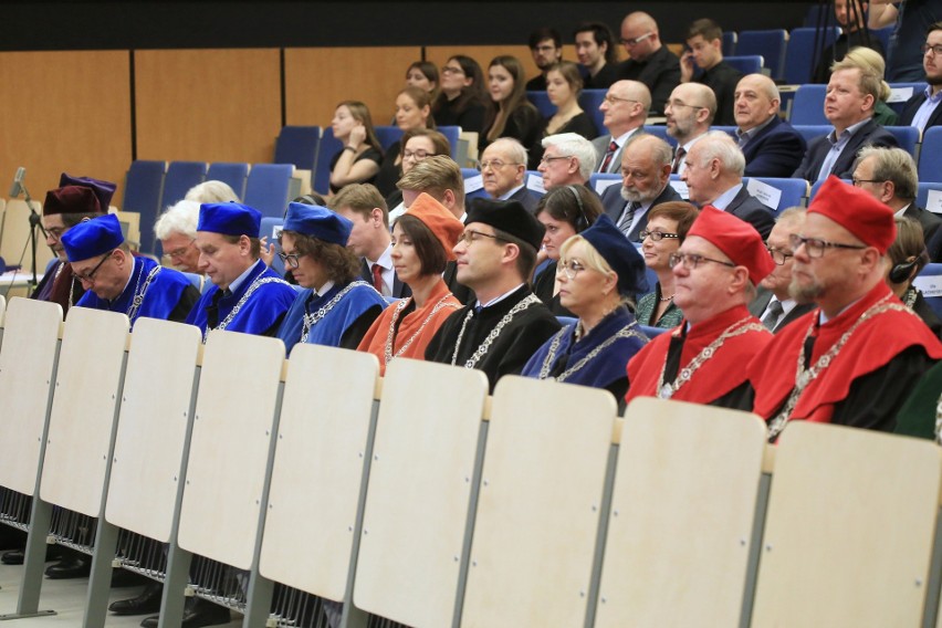 Tytuł doktora honoris causa został przyznany profesorowi dr....