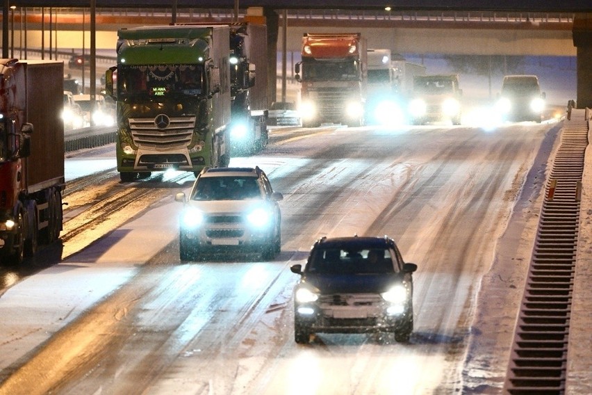 Trudne warunki na drogach Pomorza po nocnych opadach śniegu. Ważne informacje dla kierowców!