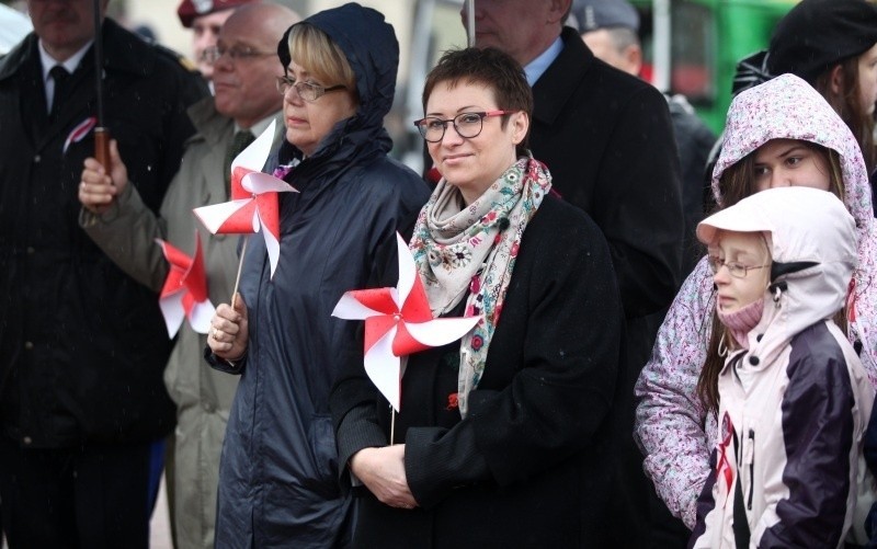 Święto flagi Rzeczpospolitej w Łodzi Maszerowali z flagą w deszczu