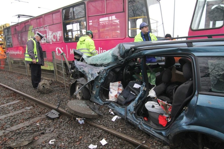 Wypadek na Osobowickiej. Tramwaj zmiażdżył opla. Wrocław,...