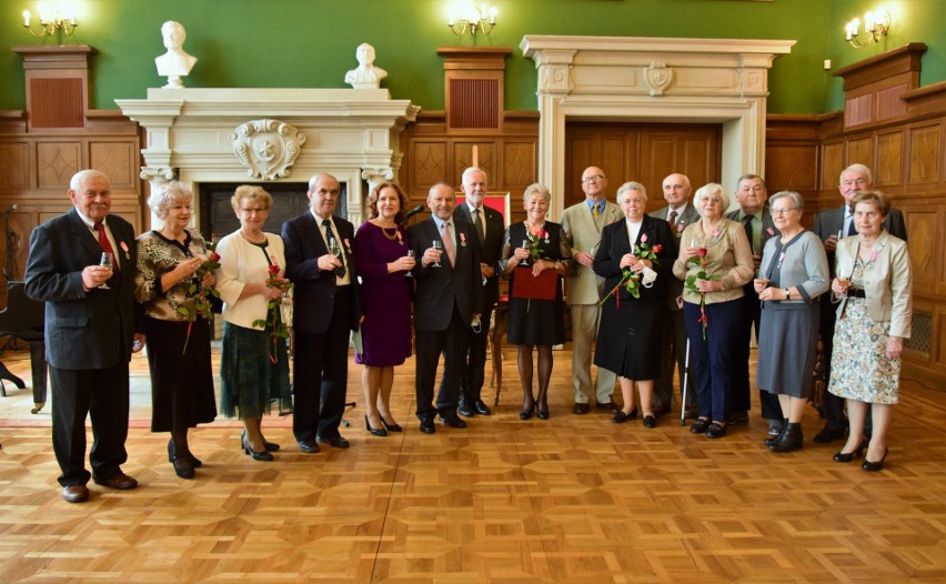 Ponad pięćdziesiąt lat razem. Małżeńskie pary z Tarnobrzega świętują piękne jubileusze [ZDJĘCIA]