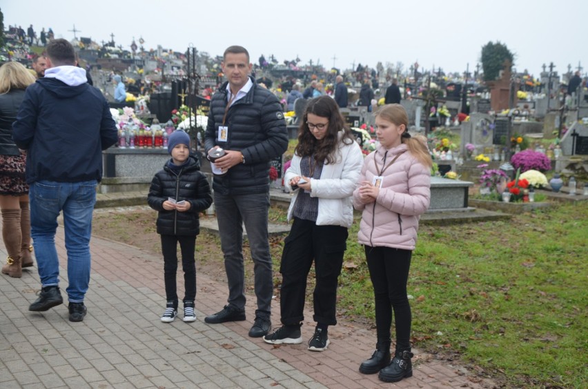 Kwesta w Brzezinach w gminie Morawica. Na odnowę cmentarza zebrano przez cztery dni ponad 13 tysięcy złotych