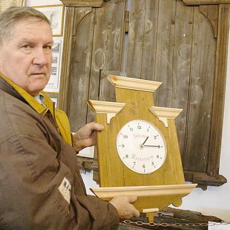 Jerzy Czabator pokazuje małą replikę zegara