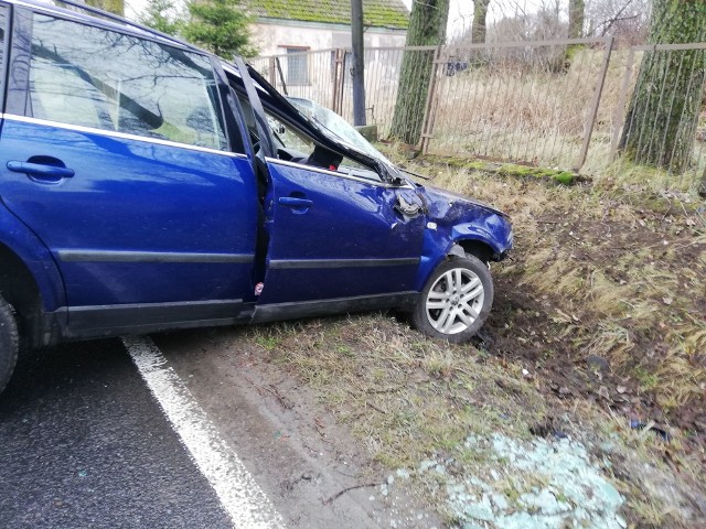 Do zdarzenia doszło w piątek na drodze w miejscowości Łekno w gminie Będzino. Kierująca osobowym VW kobieta straciła panowanie nad autem i wjechała do rowu. Nic jej się nie stało. Dostała mandat karny. Zobacz także Wypadek na ulicy Polanowskiej w Sławnie (archiwum)