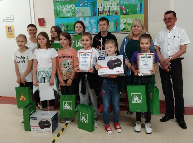 Laureaci konkursu plastycznego w Laskach otrzymali nagrody i dyplomy.