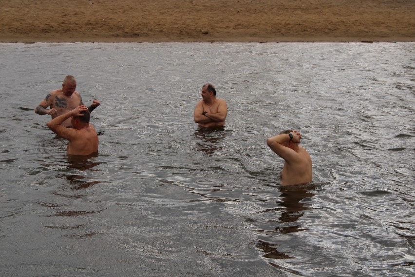 Radomskie Morsy kąpały się w zimnej wodzie zalewu na Borkach w Radomiu. Zobaczcie zdjęcia!