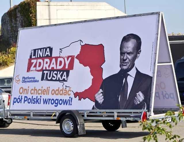 Przemysław Czarnek: Ruszamy w Polskę z tym oto bannerem, żeby Polacy wiedzieli, jak wyglądała polityka Tuska w stosunku do znaczącej części Polski, kilkunastu milionów Polaków, którzy mieli być pozostawieni sami sobie w przypadku agresji.