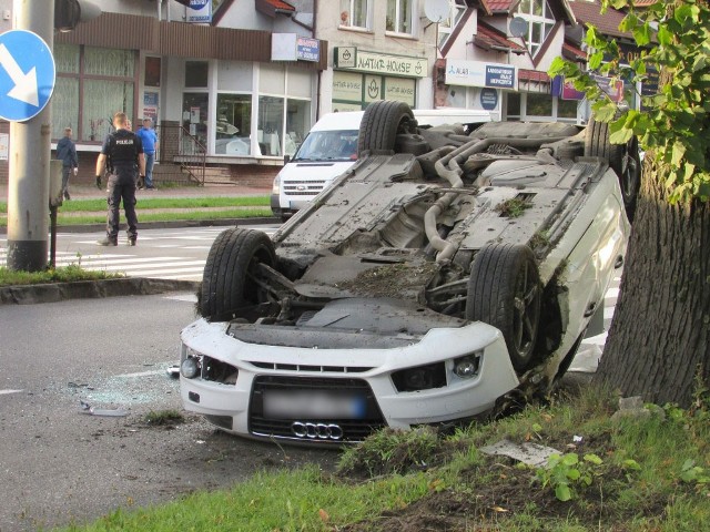 W poniedziałkowe popołudnie na ul. Fałata w Koszalinie doszło do bardzo groźnie wyglądającego wypadku. Audi uderzyło w VW Tourana i dachowało. Na szczęście wygląda na to, że poza ogólnym poturbowaniem, nikomu nic się nie stało. Jak wynika z wstępnych ustaleń w tym tzw. zdarzeniu drogowym brały udział trzy auta. Wszystkie jechały ul. Fałata od alei Monte Cassino do skrzyżowania z ul. Wańkowicza. Najprawdopodobniej zbliżając się do sygnalizacji świetlnej, VW Passat zwolnił gdy zapaliło się żółte światło. Kierowca jadącego  za nim VW Tourana postanowił wyprzedzić passata zjeżdżając na lewy pas. Nie zachował jednak ostrożności wykonując ten manewr i zajechał drogę zbliżającemu się Audi. Audi uderzyło w tourana i dachowało. Jeśli te ustalenia się potwierdzą, kierowca tourana zostanie ukarany mandatem. 
