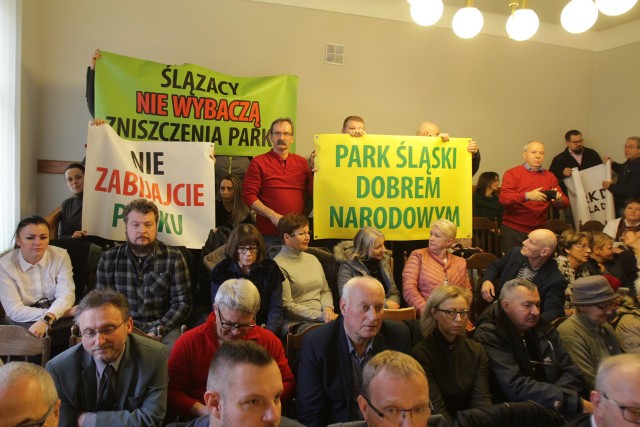 Mieszkańcy nie chcą osiedla w Parku Śląskim. Protestowali na sesji rady Miasta