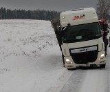 Warunki na drogach Pomorza są trudne. Ciężarówki zsuwały się z dróg w powiatach malborskim i sztumskim