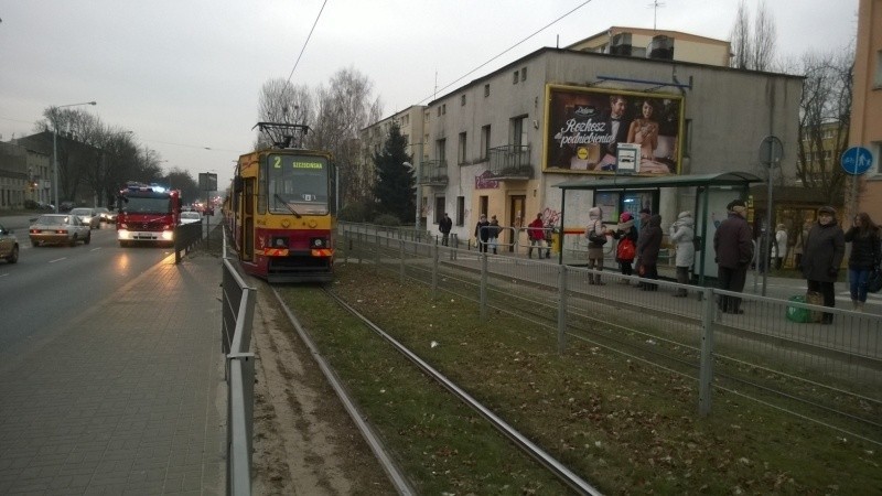 Kobieta wpadła pod tramwaj na Limanowskiego! Nie jeżdżą tramwaje [zdjęcia]