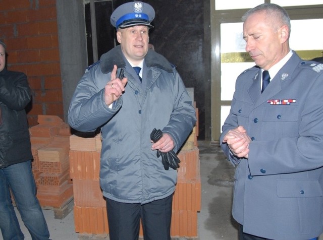 Komendant miejski policji Stanisław Szcześniak (z lewej) z komendantem wojewódzkim policji, Ryszardem Szkotnickim