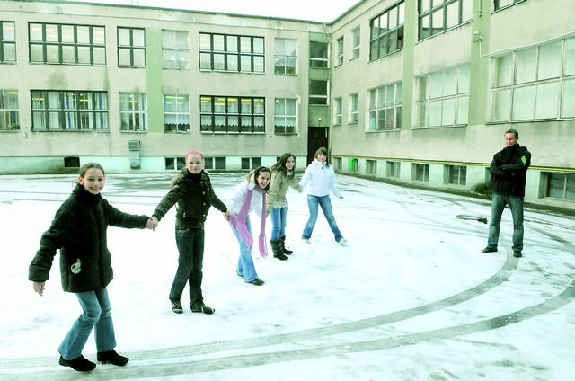 Uczniowie zespołu szkół przy ul. Sielskiej kilka lat nie mieli ślizgawki. Wkrótce lodowisko będzie na szkolnym boisku.