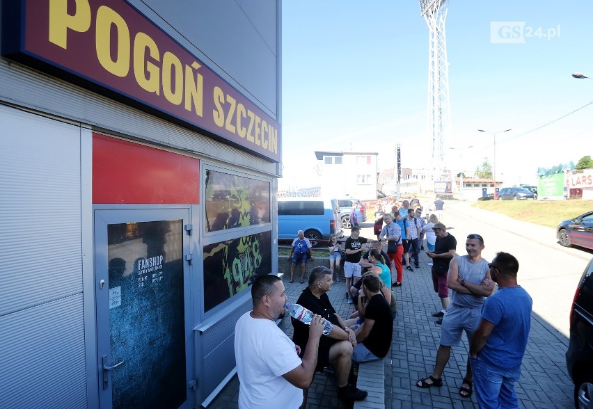 Ruszyła sprzedaż krzesełek ze starego stadionu Pogoni Szczecin. Ile kosztują? Co zrobią z nimi fani? [ZDJĘCIA]