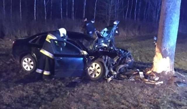 Wypadek na krajowej dziewiętnastce. W miejscowości Knorydy kierowca samochodu uderzył w drzewo.