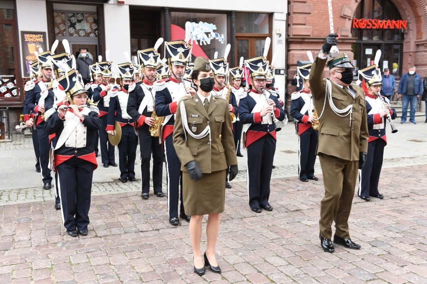 Podniesieniem flagi na maszt na Rynku Staromiejskim oraz...