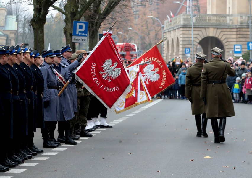 Narodowe Święto Niepodległości na Wałach Chrobrego w Szczecinie. Defilada, odznaczenia i wystawa sprzętu wojskowego