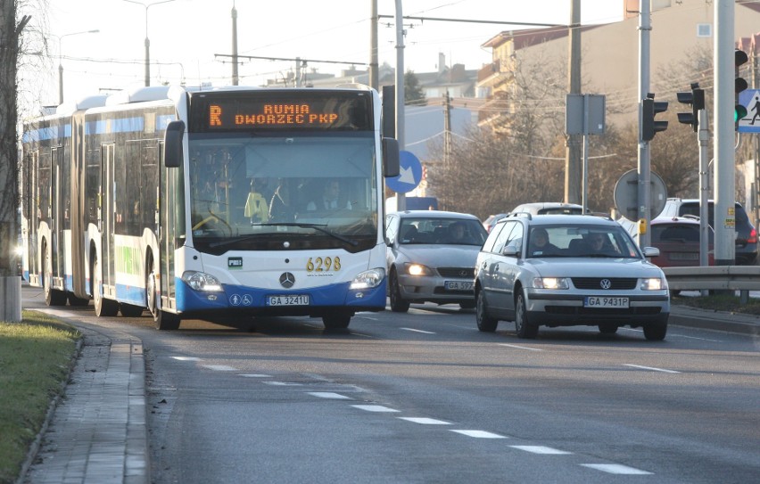 Autobus komunikacji miejskiej na ul. Wielkopolskiej.