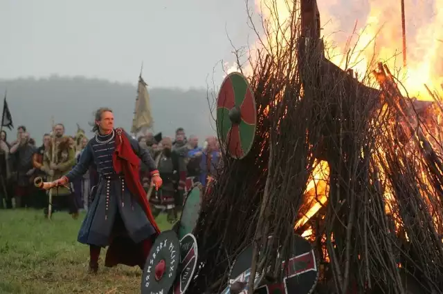 Symboliczny pogrzeb Phila Burthema, przywódcy armii Jomsborgelag, w Wolinie