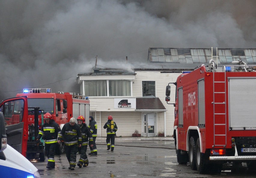 Pożar hali magazynowej przy ulicy Wrocławskiej w Radomiu. Na miejscu trwa akcja ratowniczo - gaśnicza. Gęsty czarny dym nad miastem