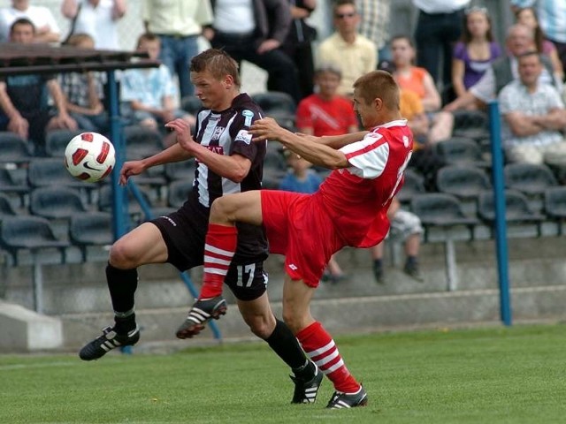 Mecz pomiędzy Czarnymi i Pogonią zakończył się remisem 2-2. Na zdjęciu o piłkę walczą Norbert Myśliwiec i Mateusz Piędel.