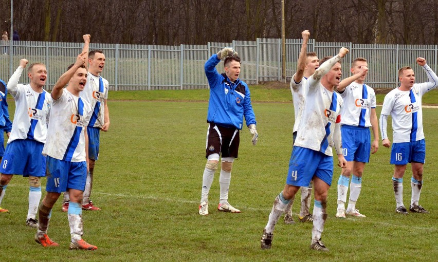 Radość piłkarzy Unii Oświęcim po pokonaniu Orła Ryczów 2:1...