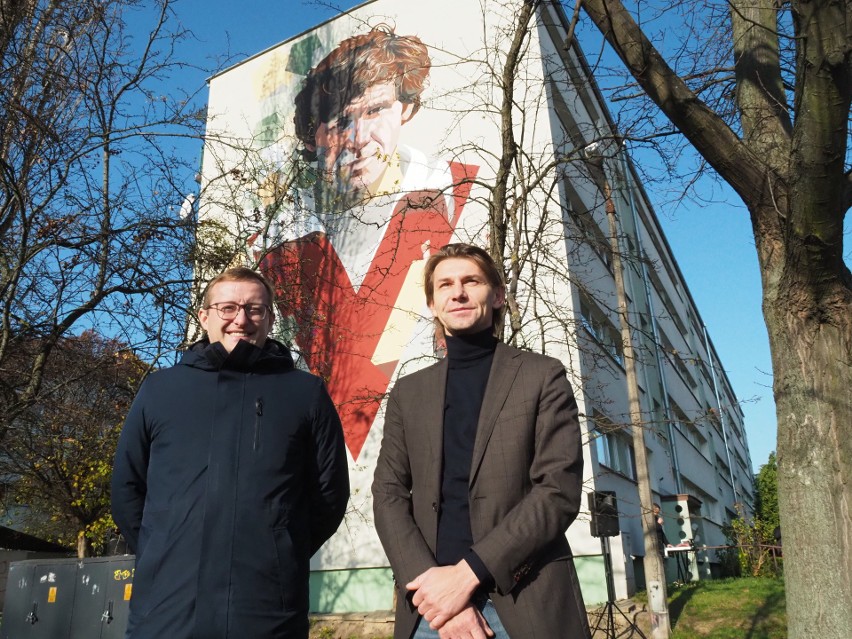 Mural Włodzimierza Smolarka na ścianie bloku przy ul. św. Kazimierza 11. Hołd dla jednego z najlepszych polskich piłkarzy