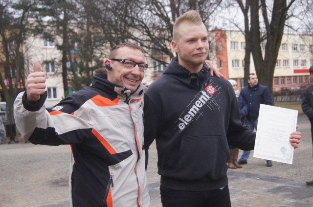 Jakub Kacprzak (z prawej) zachęca do udziału w akcji charytatywnej