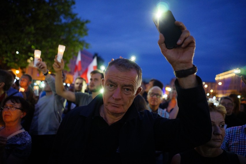 Łańcuch Światła: Tłumy manifestują na placu Wolności