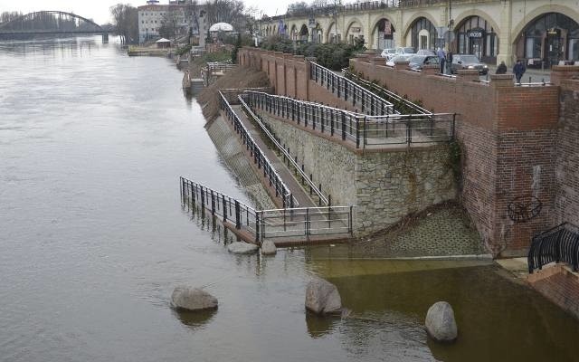 Poziom ostrzegawczy dla Gorzowa wynosi 380 centymetrów, stan alarmowy – 440. We wtorek wynosił 406 cm.